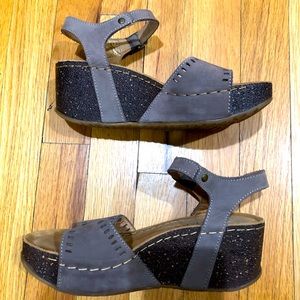 Poppy gray platform sandals neutral color goes with everything.